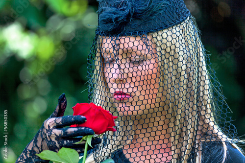 Photo: eine Witwe mit roter Rose eine Witwe mit roter Rose