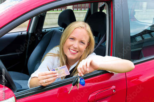 Photo: Frau mit Führerschein Frau mit Führerschein