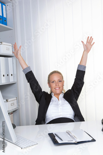 Photo: Businessfrau jubelt am Arbeitsplatz Businessfrau jubelt am Arbeitsplatz
