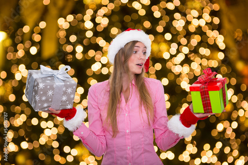 Photo: frau mit geschenken frau mit geschenken