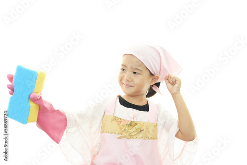 Photo: 掃除のお手伝いをする女の子 掃除のお手伝いをする女の子