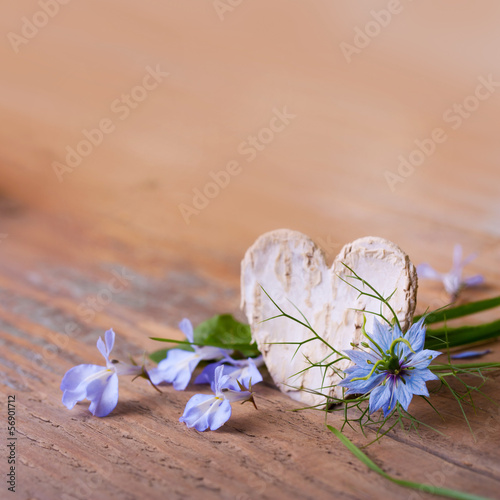 Photo: Grußkarte mit Textfreiraum - Herz und Blüten auf Holz Grußkarte mit Textfreiraum - Herz und Blüten auf Holz
