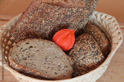 Photo: Brotkorb mit Weltmeisterbrot und Brötchen Brotkorb mit Weltmeisterbrot und Brötchen