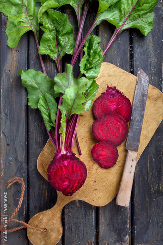 Photo: rote Bete auf Holzbrett rote Bete auf Holzbrett