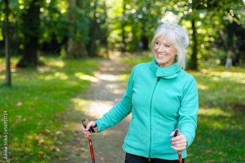 Photo: Aktive Seniorin hält sich fit Aktive Seniorin hält sich fit