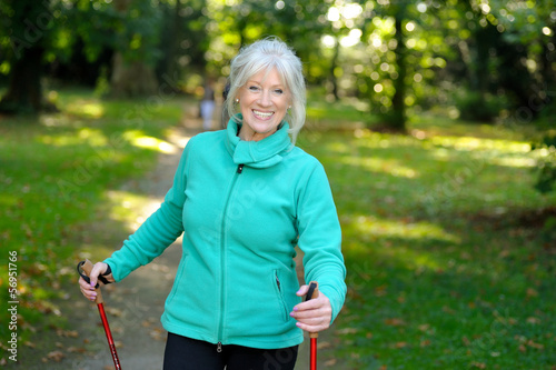 Photo: Seniorin beim Fitnesstraining im Wald Seniorin beim Fitnesstraining im Wald