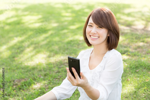Photo: スマートフォンを見る女性 ビジネス スマートフォンを見る女性 ビジネス