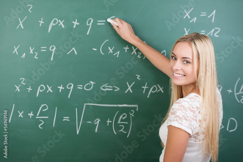 Photo: junge frau löst mathematische gleichung junge frau löst mathematische gleichung
