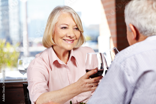 Photo: Seniorin trinkt Wein mit Mann im Restaurant Seniorin trinkt Wein mit Mann im Restaurant