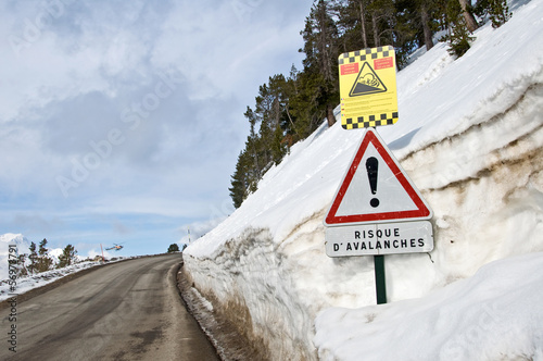 Photo: Route de montage enneigée, risque d'avalanches Route de montage enneigée, risque d'avalanches