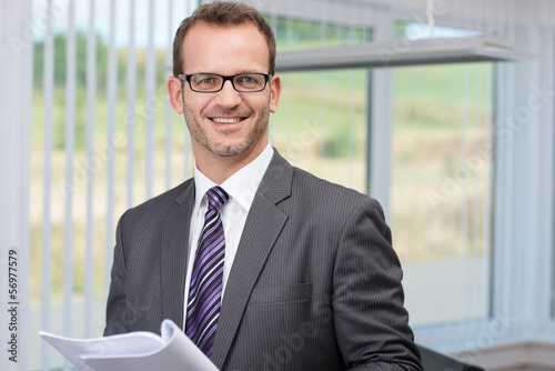 Photo: kompetenter geschäftsmann mit unterlagen kompetenter geschäftsmann mit unterlagen