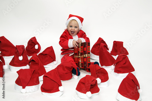 Photo: Kind mit Weihnachtshüten Kind mit Weihnachtshüten