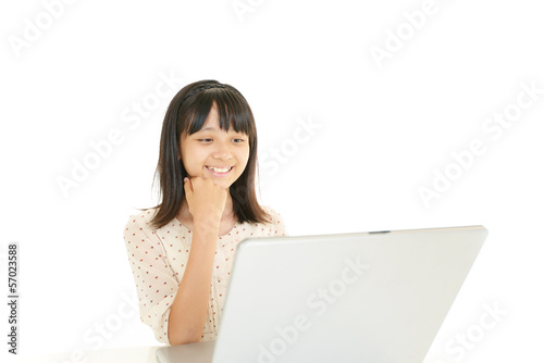 Photo: パソコンを楽しむ笑顔の女の子 パソコンを楽しむ笑顔の女の子
