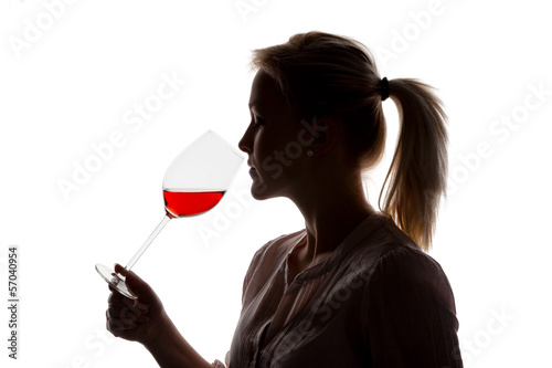 Photo: Frau mit Rotwein im Weinglas Frau mit Rotwein im Weinglas