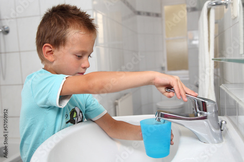 Photo: Junge mit Zahnputzbecher Junge mit Zahnputzbecher