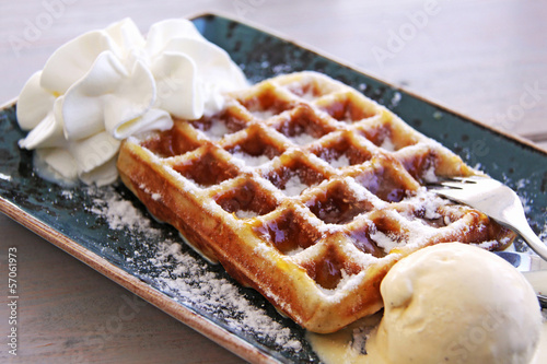 Photo: waffel mit sirup, eis und sahne waffel mit sirup, eis und sahne