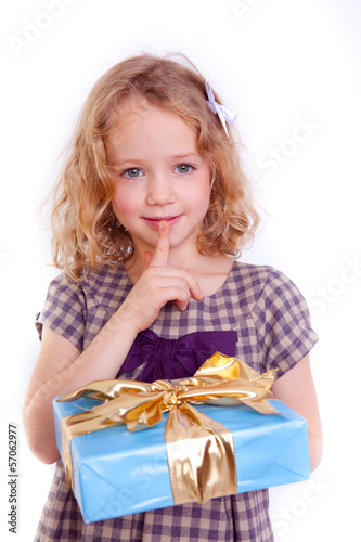 Photo: kleines mädchen mit geschenk kleines mädchen mit geschenk