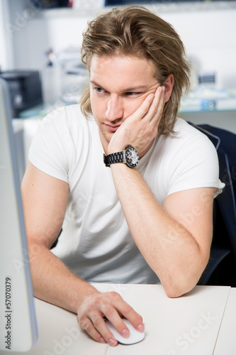 Photo: attraktiver Mann im Büro attraktiver Mann im Büro