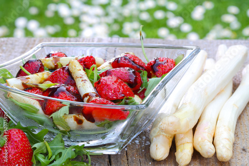 Photo: Spargelsalat mit Erdbeeren und Rucola Spargelsalat mit Erdbeeren und Rucola