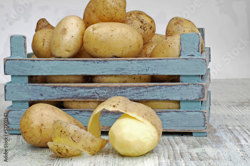 Photo: neue Kartoffeln in einer Holzkiste neue Kartoffeln in einer Holzkiste