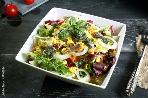 Photo: insalata acciughe uovo e cipolla sfondo grigio insalata acciughe uovo e cipolla sfondo grigio