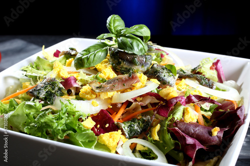 Photo: insalata acciughe uovo e cipolla sfondo scuro insalata acciughe uovo e cipolla sfondo scuro