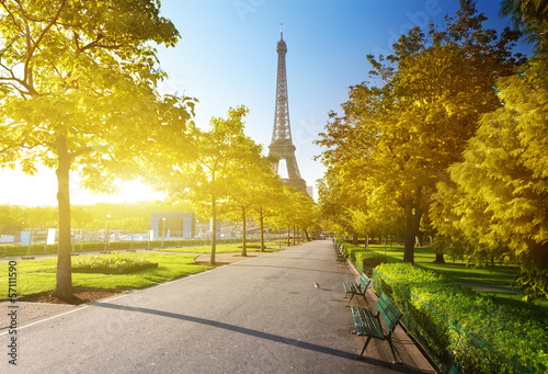 Photo: autumn morning and Eiffel Tower, Paris, France autumn morning and Eiffel Tower, Paris, France