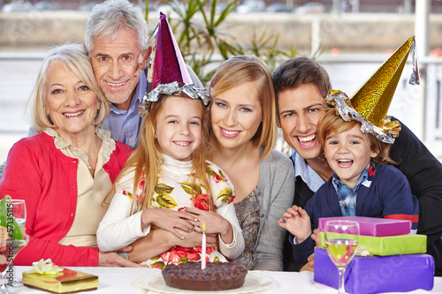 Photo: Glückliche Familie feiert zusammen Geburtstag Glückliche Familie feiert zusammen Geburtstag