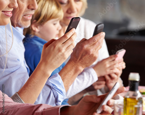 Photo: Viele Leute mit Smartphone in der Hand Viele Leute mit Smartphone in der Hand