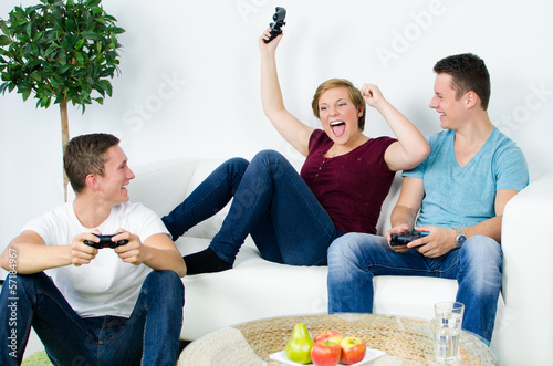 Photo: gruppe spielt computerspiele gruppe spielt computerspiele