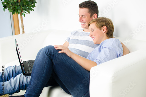 Photo: glückliches paar auf dem sofa glückliches paar auf dem sofa