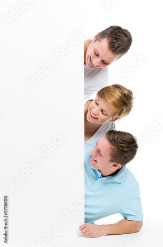Photo: gruppe schaut auf hinweisschild gruppe schaut auf hinweisschild