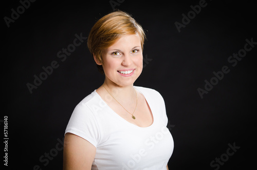 Photo: junge frau mit kurzhaarfrisur junge frau mit kurzhaarfrisur