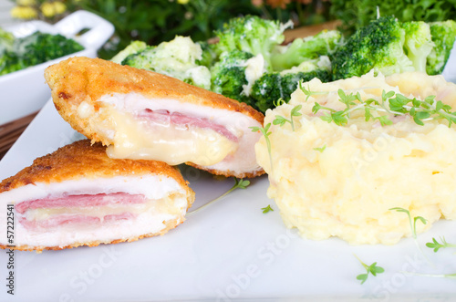 Photo: Hähnchenschnitte Cordon Bleu mit Kartoffelpüreeund Brokkoli Hähnchenschnitte Cordon Bleu mit Kartoffelpüreeund Brokkoli