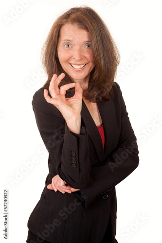 Photo: Lachende Frau macht eine positive Geste Lachende Frau macht eine positive Geste