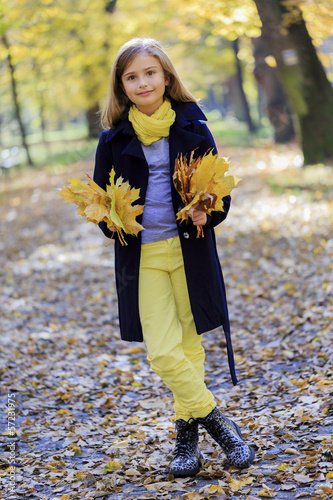 Photo: Fashion girl has a fun in autumn park Fashion girl has a fun in autumn park