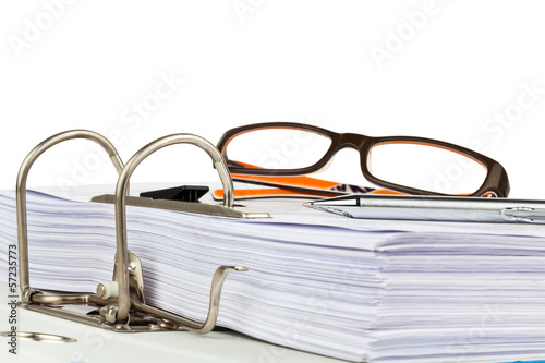 Photo: Akten Ordner mit Schriftstücken und Dokumenten Akten Ordner mit Schriftstücken und Dokumenten