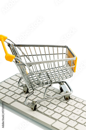 Photo: Einkaufswagen steht auf der Tastatur eines PC Einkaufswagen steht auf der Tastatur eines PC