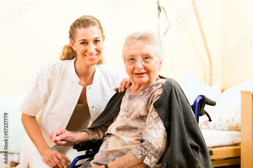 Photo: Altenpfflege - Pflegerin und Seniorin Altenheim Altenpfflege - Pflegerin und Seniorin Altenheim
