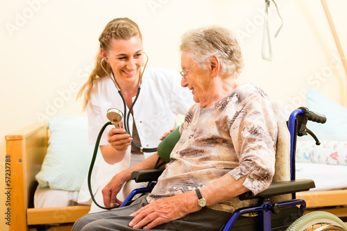 Photo: Altenpfflege - Pflegerin und Seniorin Altenheim Altenpfflege - Pflegerin und Seniorin Altenheim