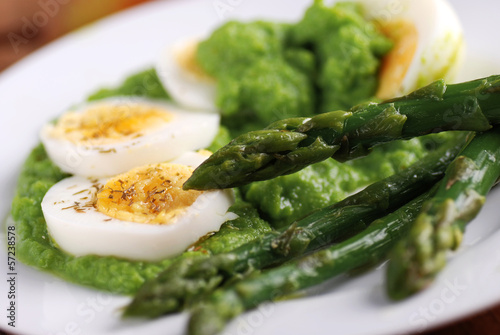 Photo: uova sode con crema di asparagi uova sode con crema di asparagi