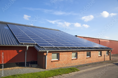 Photo: Solarpanele auf dem Dach eines landwirtschaftlichen Gebäudes in Solarpanele auf dem Dach eines landwirtschaftlichen Gebäudes in