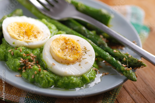 Photo: uova sode con crema di asparagi e semi di sesamo uova sode con crema di asparagi e semi di sesamo