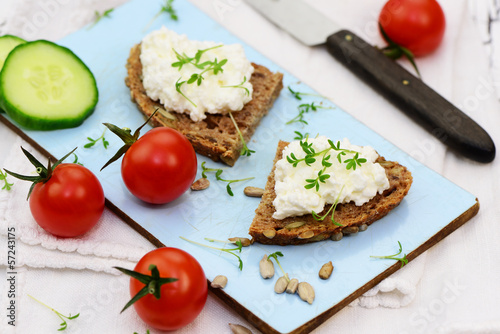 Photo: Brot mit Hüttenkäse Brot mit Hüttenkäse
