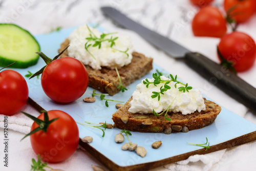 Photo: Brot mit Frischkäse Brot mit Frischkäse