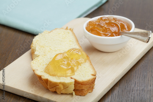 Photo: Brioche mit Birnengelee Brioche mit Birnengelee