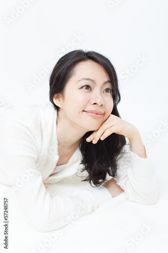 Photo: 考え事をする女性 考え事をする女性