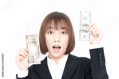 Photo: 紙幣を持って驚く女性 紙幣を持って驚く女性