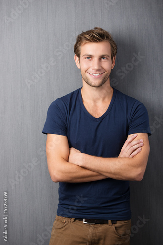 Photo: junger mann mit verschränkten armen junger mann mit verschränkten armen