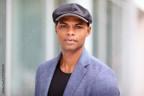 Photo: Dunkelhäutiger Mann mit Flatcap Dunkelhäutiger Mann mit Flatcap